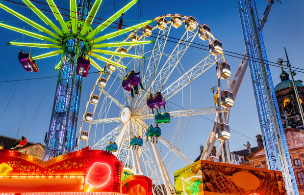 vecteezy_night-view-of-amusement-park-carousel_6200347