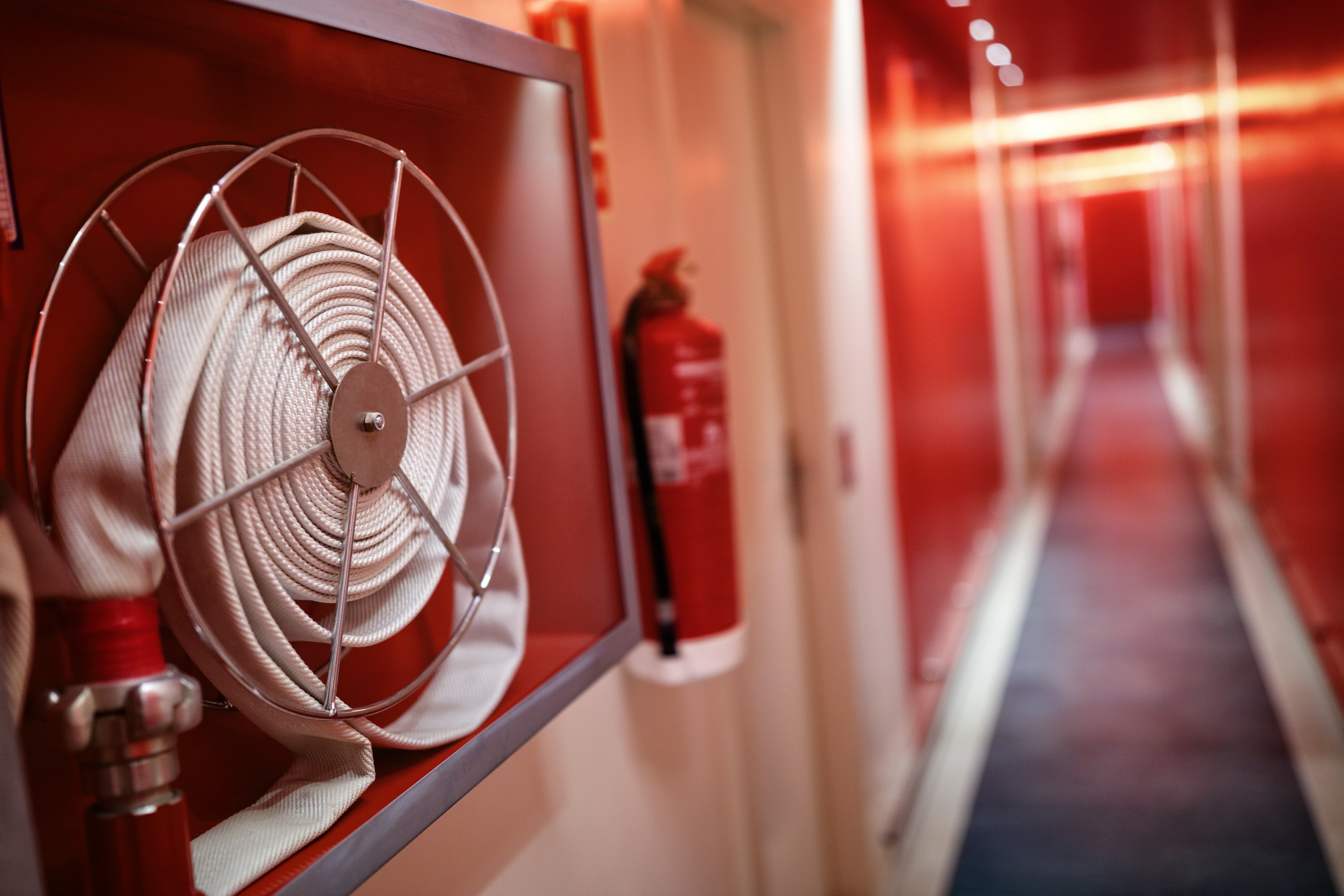 fire-extinguisher-and-hose-reel-in-hotel-corridor-P7Q39E9